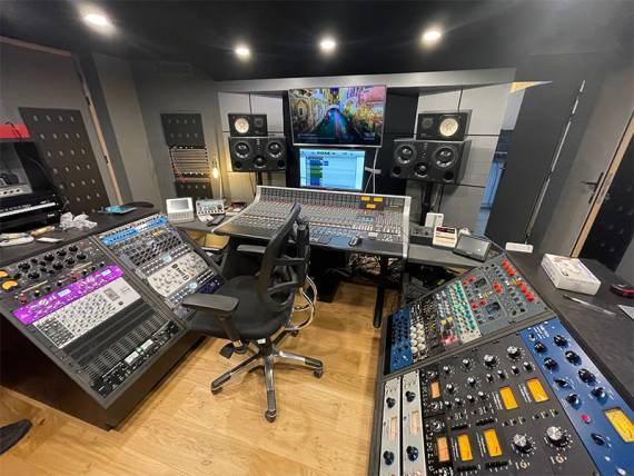 vue sur la console de mixage du studio Besco à Paris