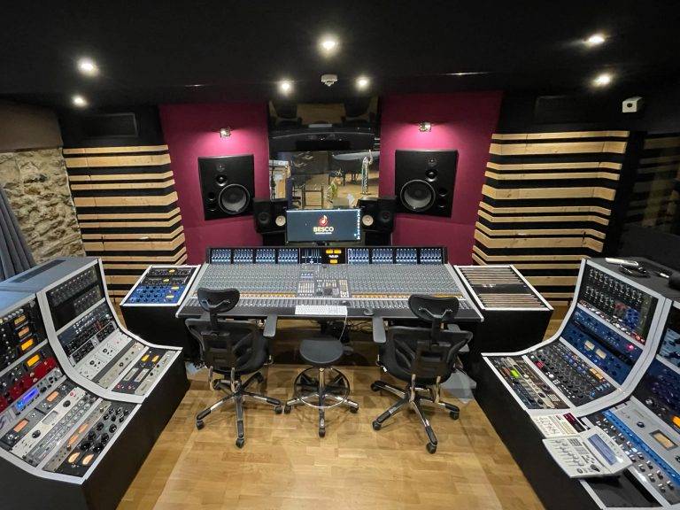 vue sur la console du studio Besco à Tilly